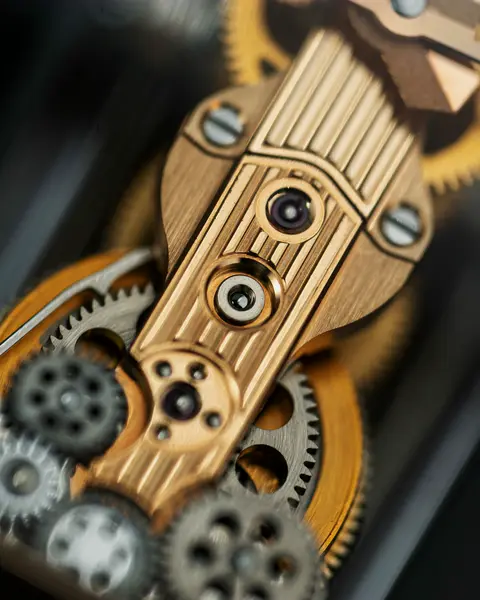 Primer plano del mecanismo dorado de un reloj